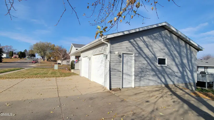 400 Division Street Ne, Mandan, ND 58554 - #2