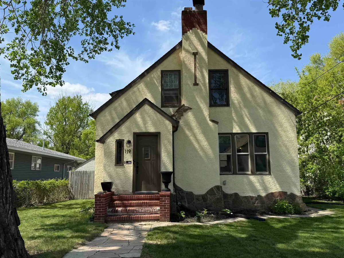 119 NW 6th St, Minot, ND 58703 - #1