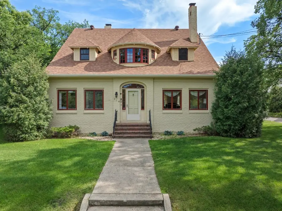 318 8th Ave SE, Minot, ND 58701 - Image #2