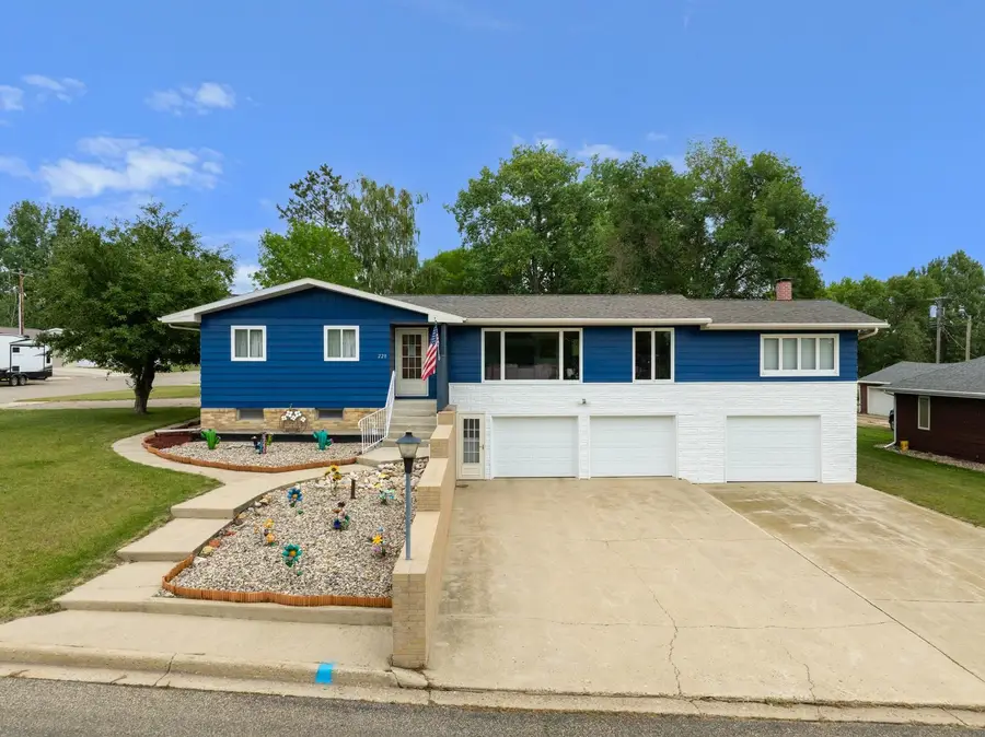 220 NE 4th Ave, Kenmare, ND 58746 - Image #2
