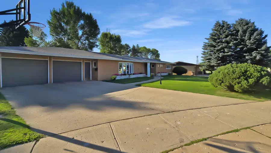 1822 SW 8th St, Minot, ND 58701 - Image #2