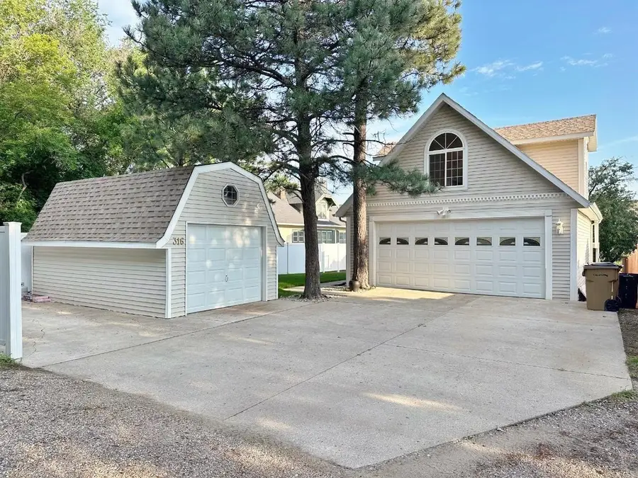 316 5th Ave SE, Minot, ND 58701-4752 - Image #2