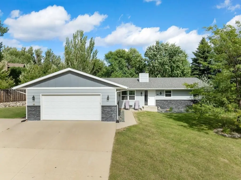 916 26th St NW, Minot, ND 58703 - Image #1