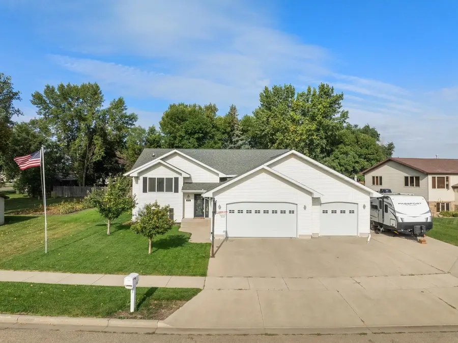 416 22nd St SW, Minot, ND 58701 - Image #2