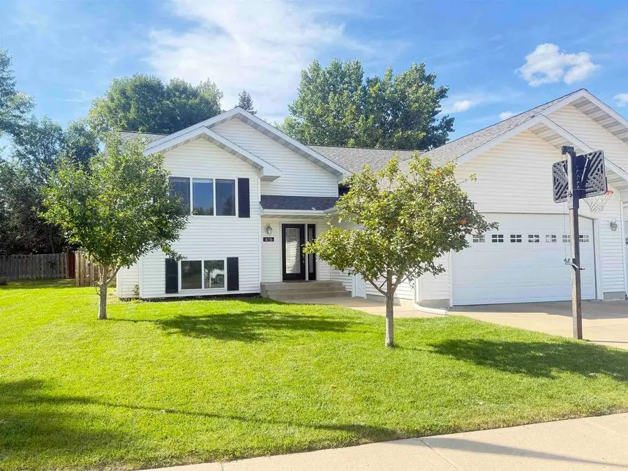 416 22nd St SW, Minot, ND 58701 - Image #3