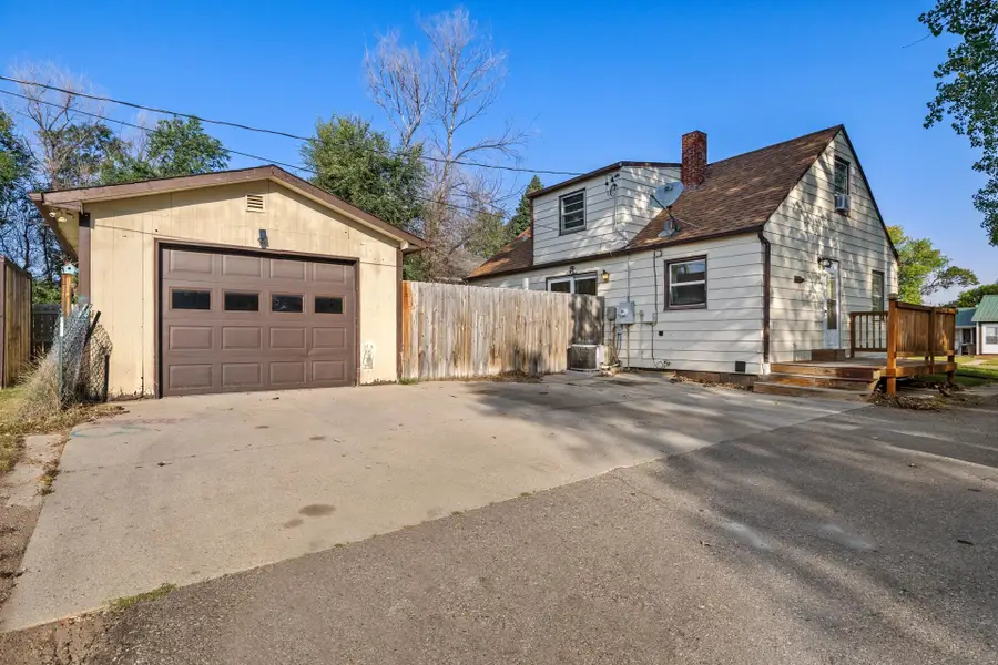 224 SE 11th Ave, Minot, ND 58701 - Image #2