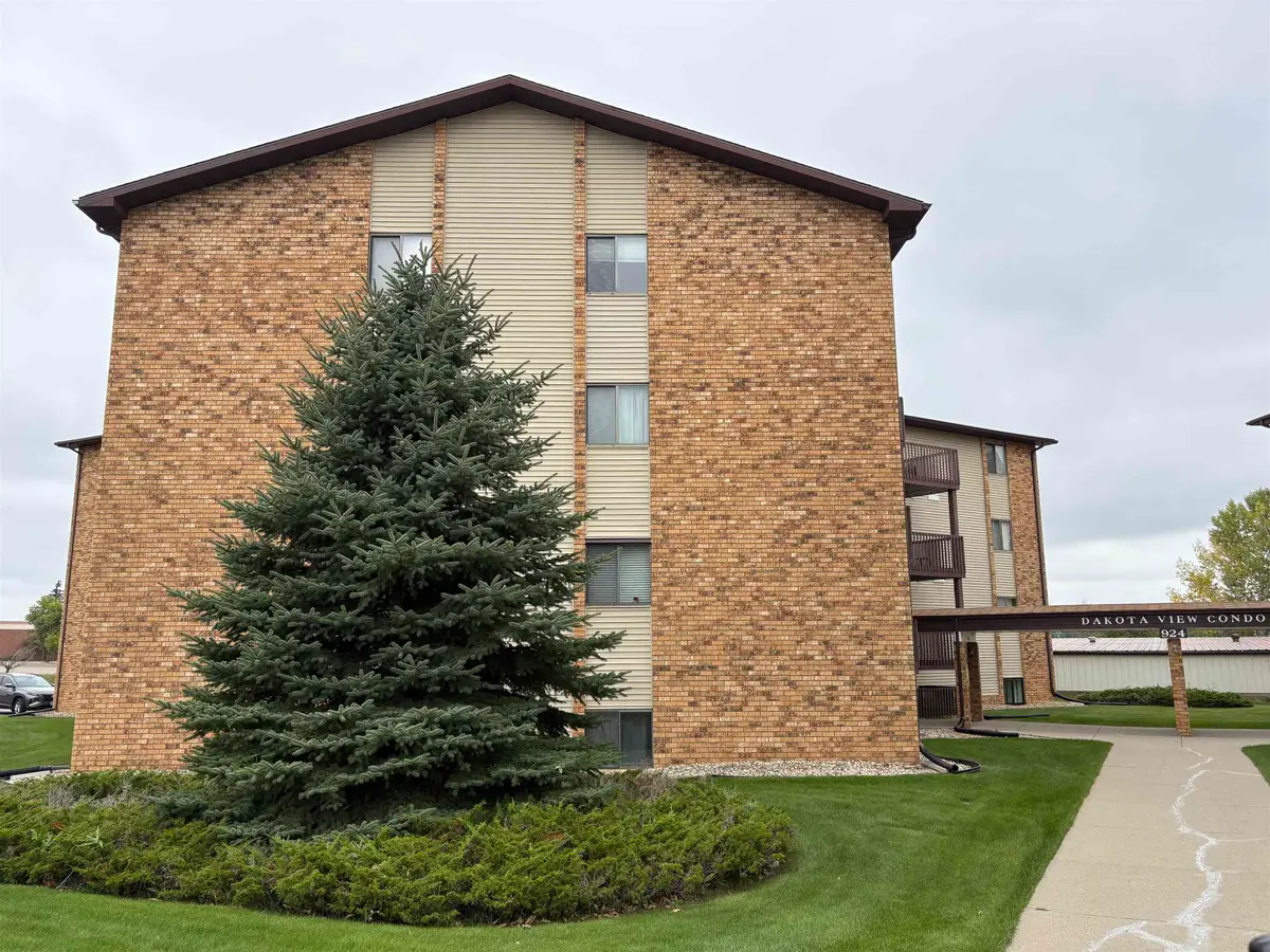924 28th Ave  Unit 401A SW, Minot, ND 58701 - Image #1