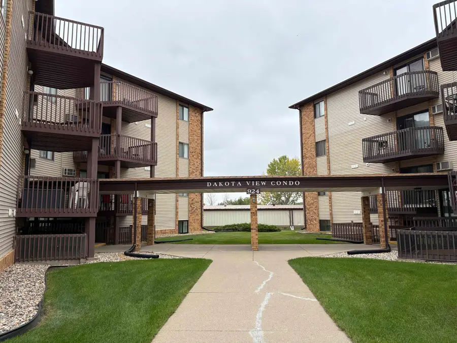 924 28th Ave  Unit 401A SW, Minot, ND 58701 - Image #2
