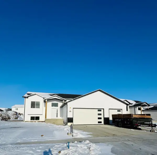 134 Mulberry Loop NE, Minot, ND 58703