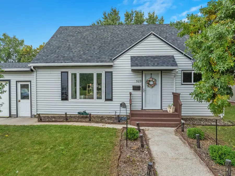 509 17TH AVE SW, Minot, ND 58701 - Image #3