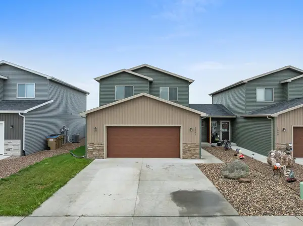 1557 47th Loop SE, Minot, ND 58701