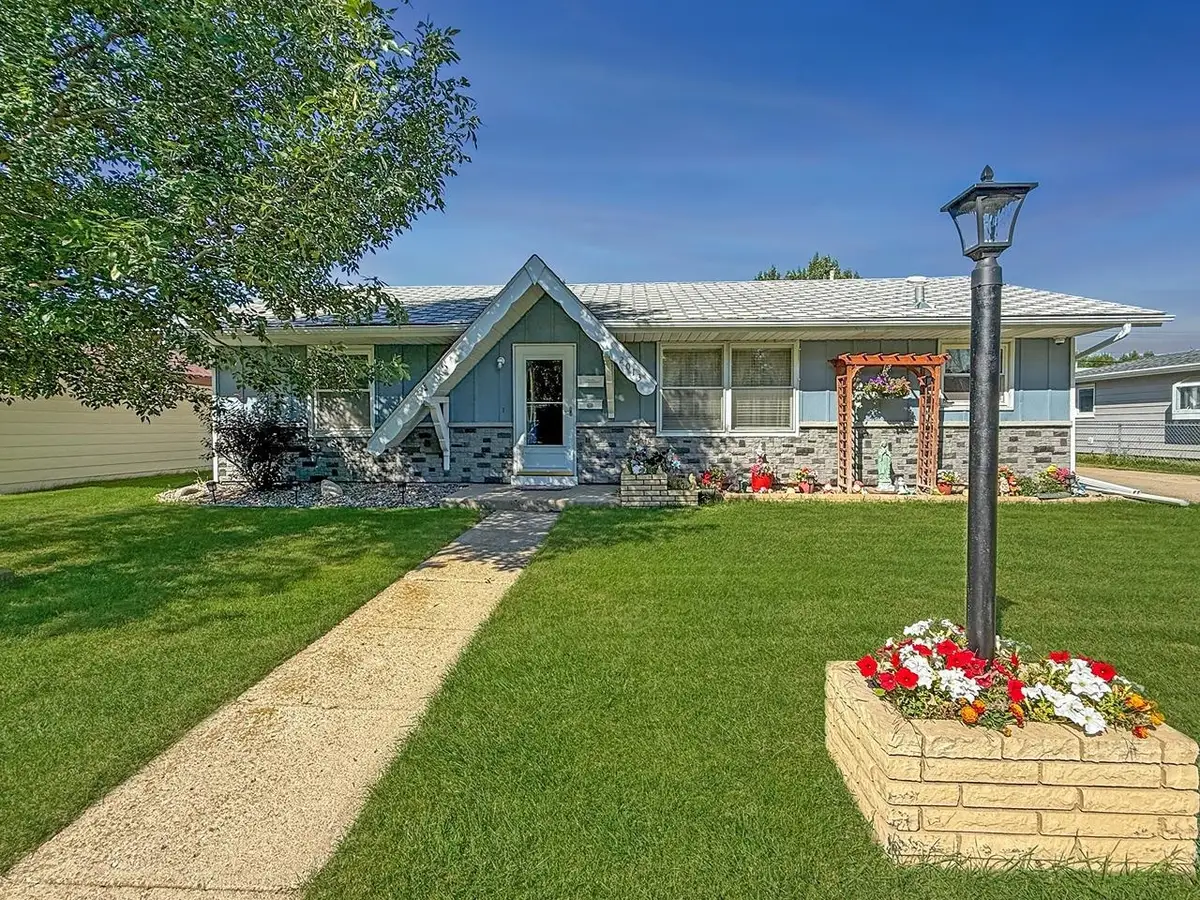 2013 California Dr, Minot, ND 58703 - Image #1
