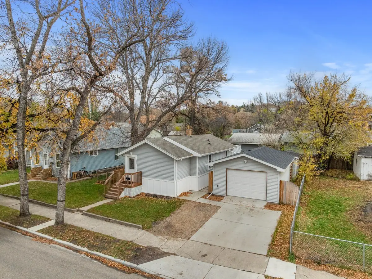 908 7TH AVE NW, Minot, ND 58703 - Image #1