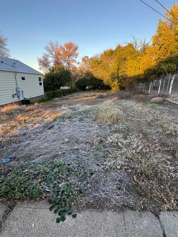 729 NE 12TH ST, Minot, ND 58703