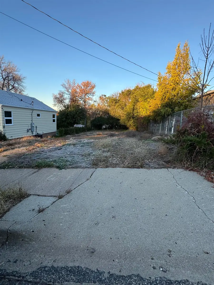 729 NE 12TH ST, Minot, ND 58703 - Image #2