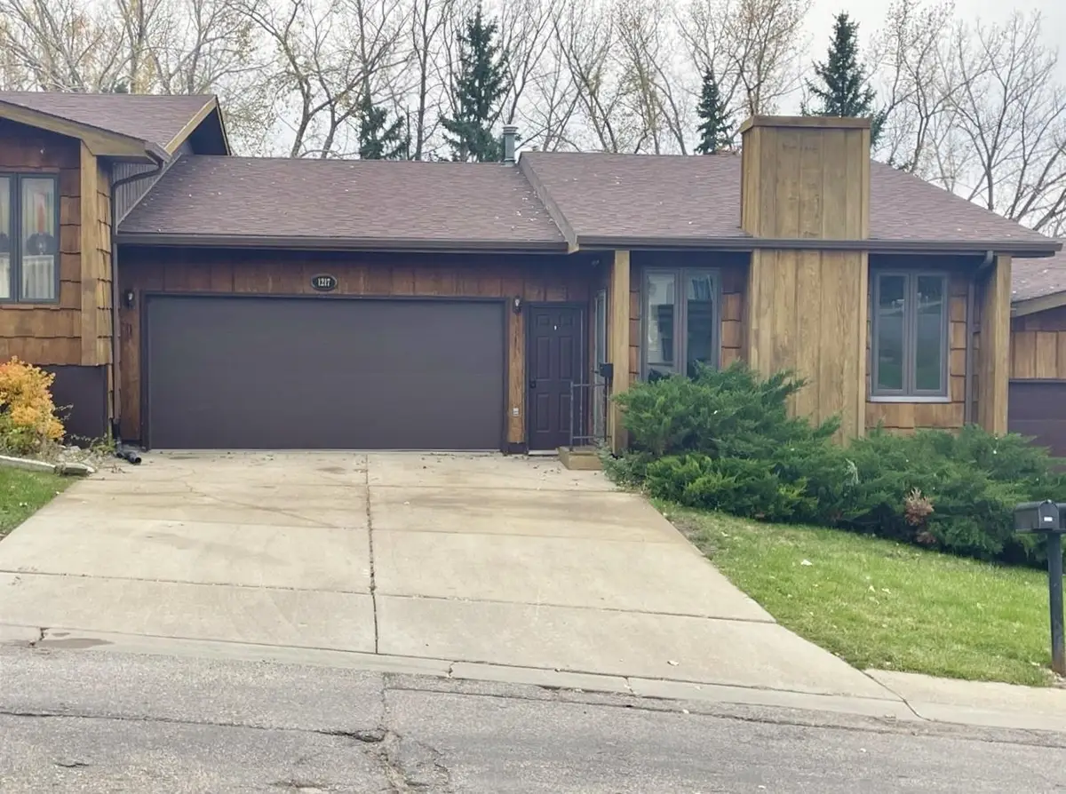 1217 Glacial Dr, Minot, ND 58703 - Image #1