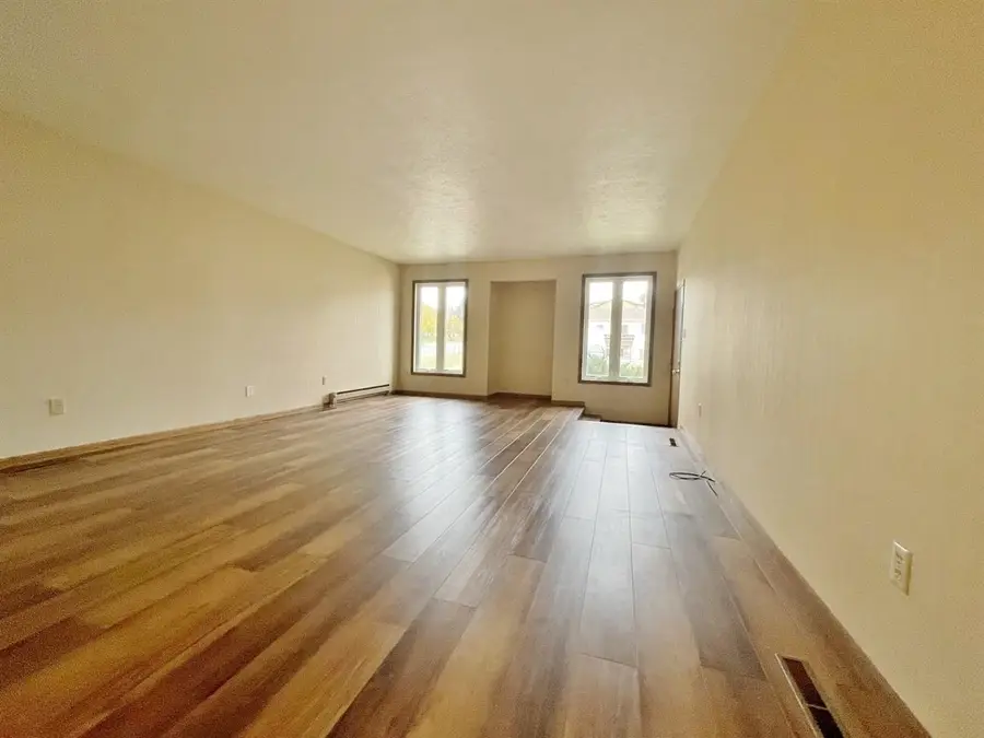 1217 Glacial Dr, Minot, ND 58703 - Image #2