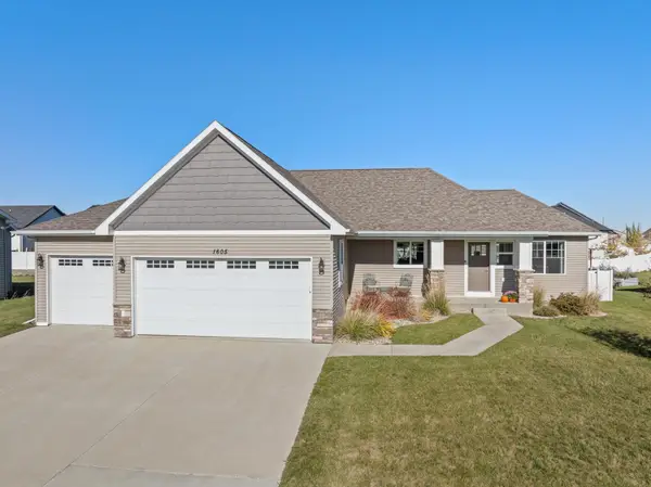 1605 Valley Bluffs Drive SE, Minot, ND 58701