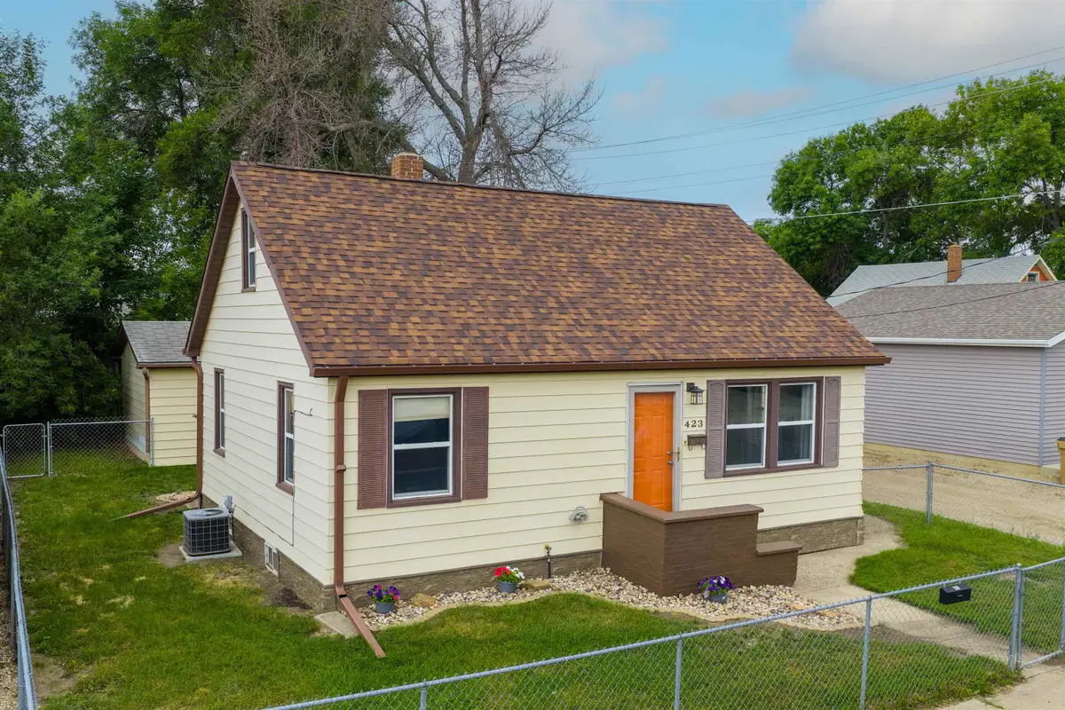 423 9th AVE SW, Minot, ND 58701 - Image #1