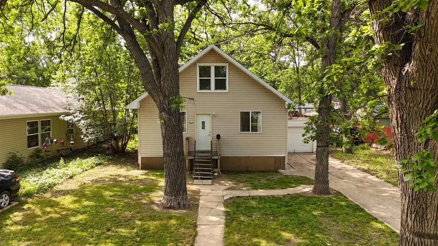 917 4th Ave NW, Minot, ND 58703 - Image #2