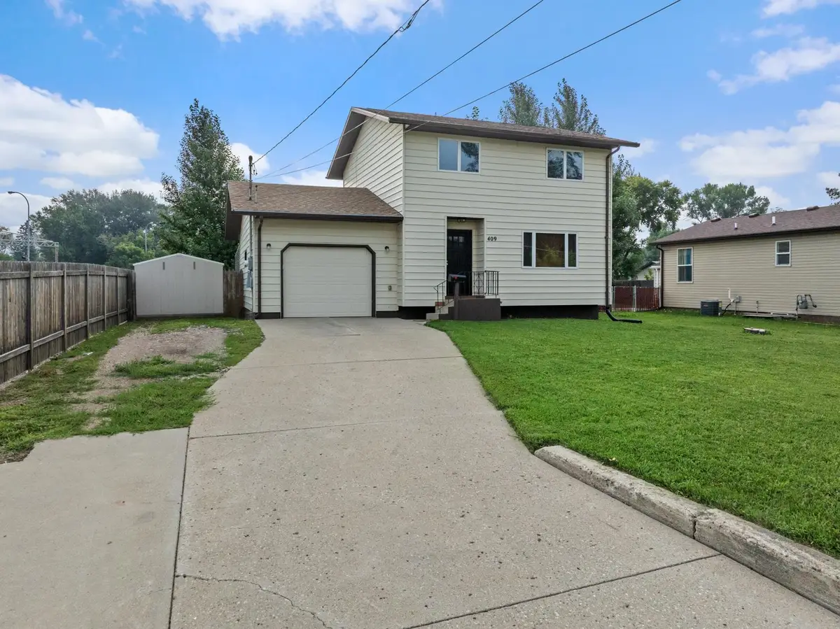409 19TH ST SE, Minot, ND 58701 - Image #1