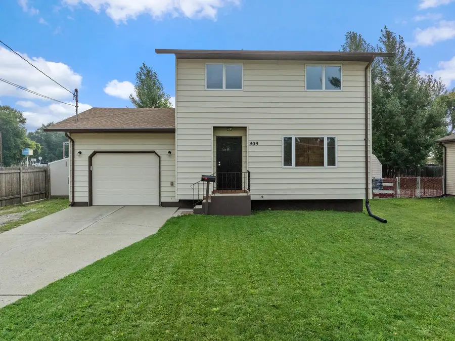 409 19TH ST SE, Minot, ND 58701 - Image #2