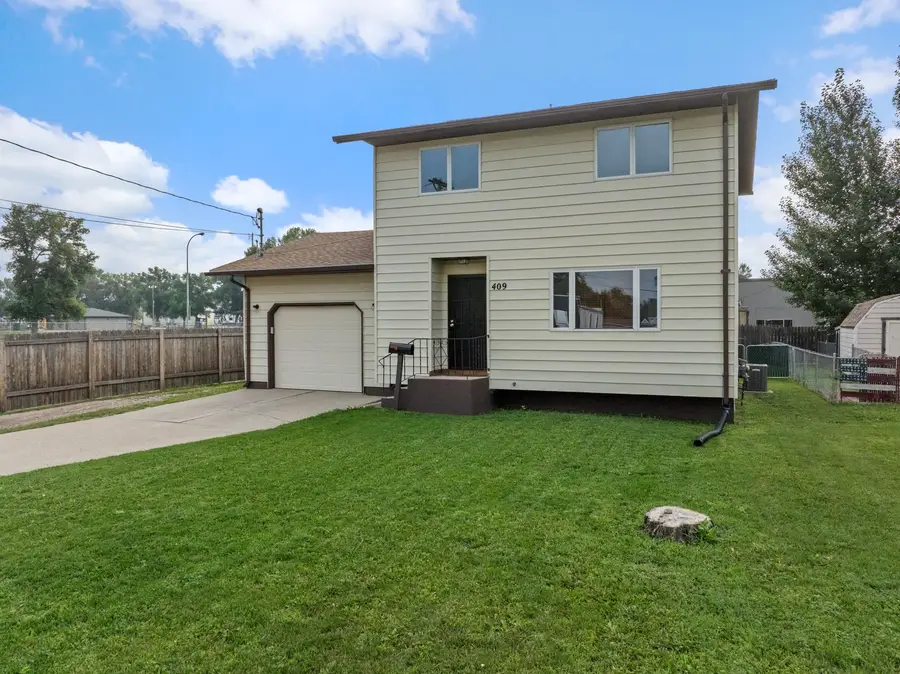 409 19TH ST SE, Minot, ND 58701 - Image #3