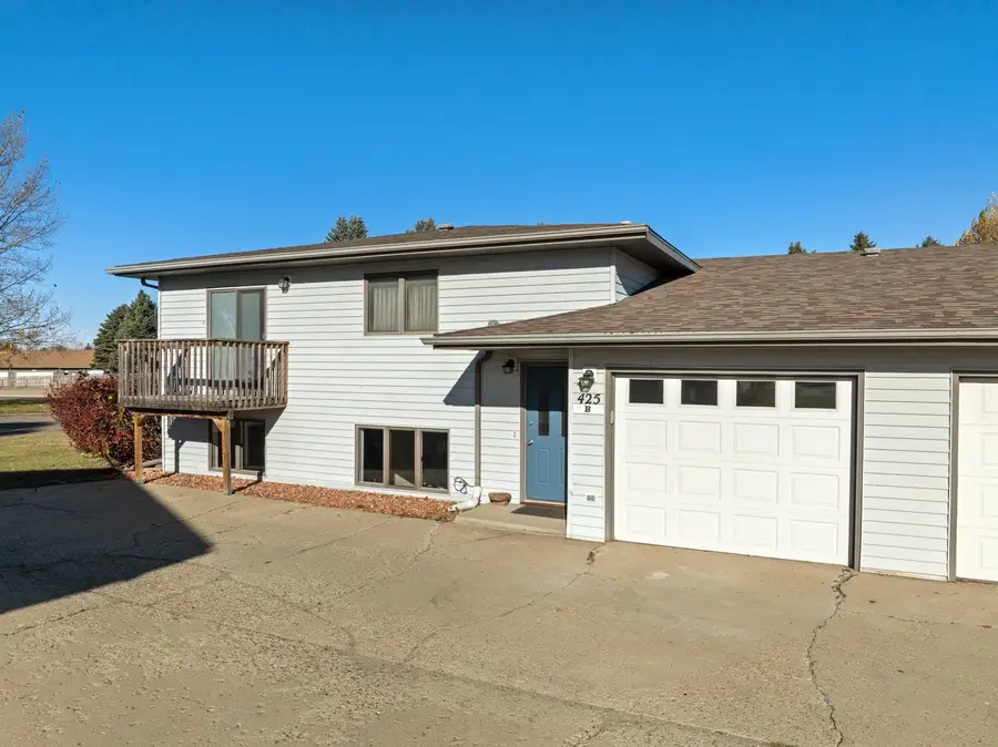 425 28th AVE SW, Minot, ND 58701-7071 - Image #2