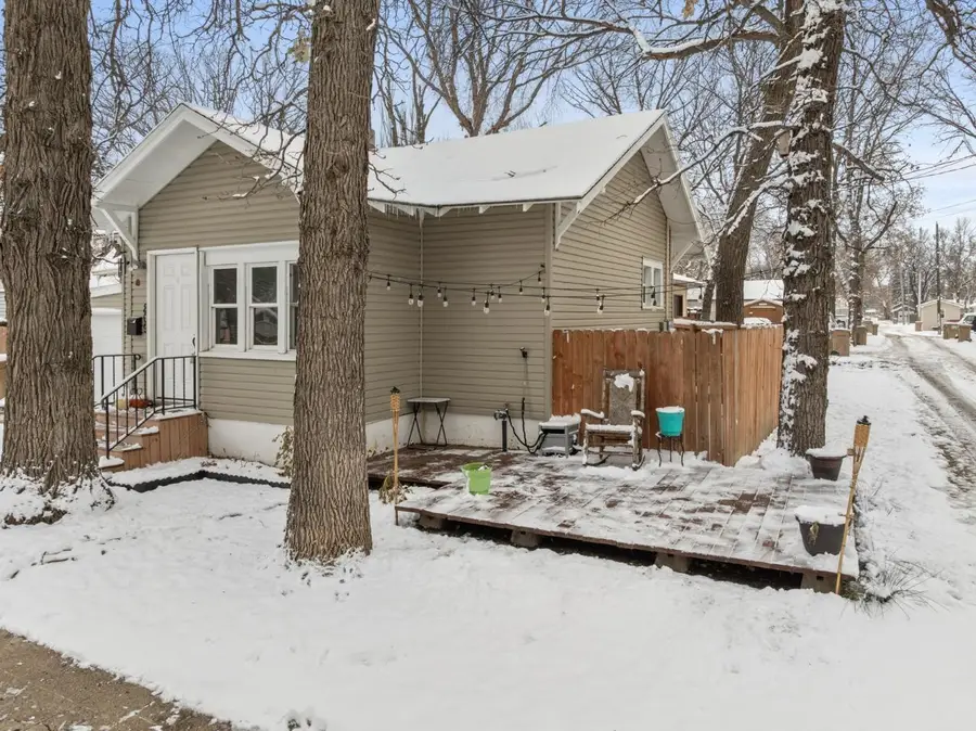 809 4th Ave NW, Minot, ND 58703 - Image #2