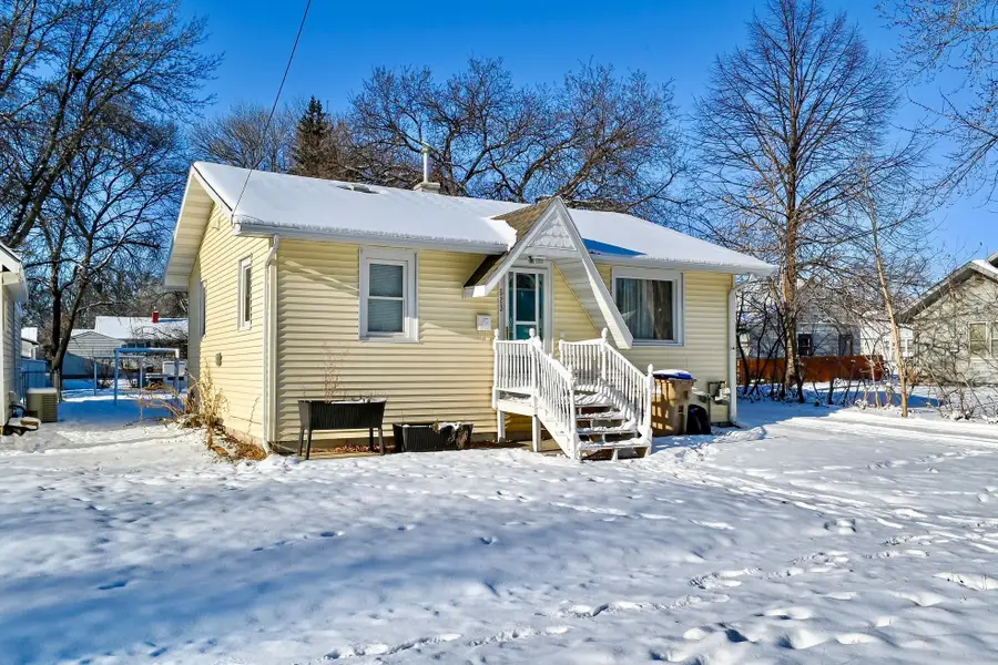 623 12th St NW, Minot, ND 58703 - Image #2