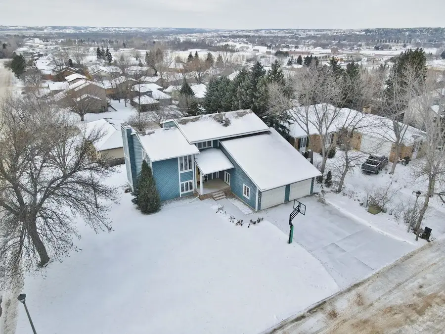 1320 11th St SW, Minot, ND 58701-5744 - Image #2