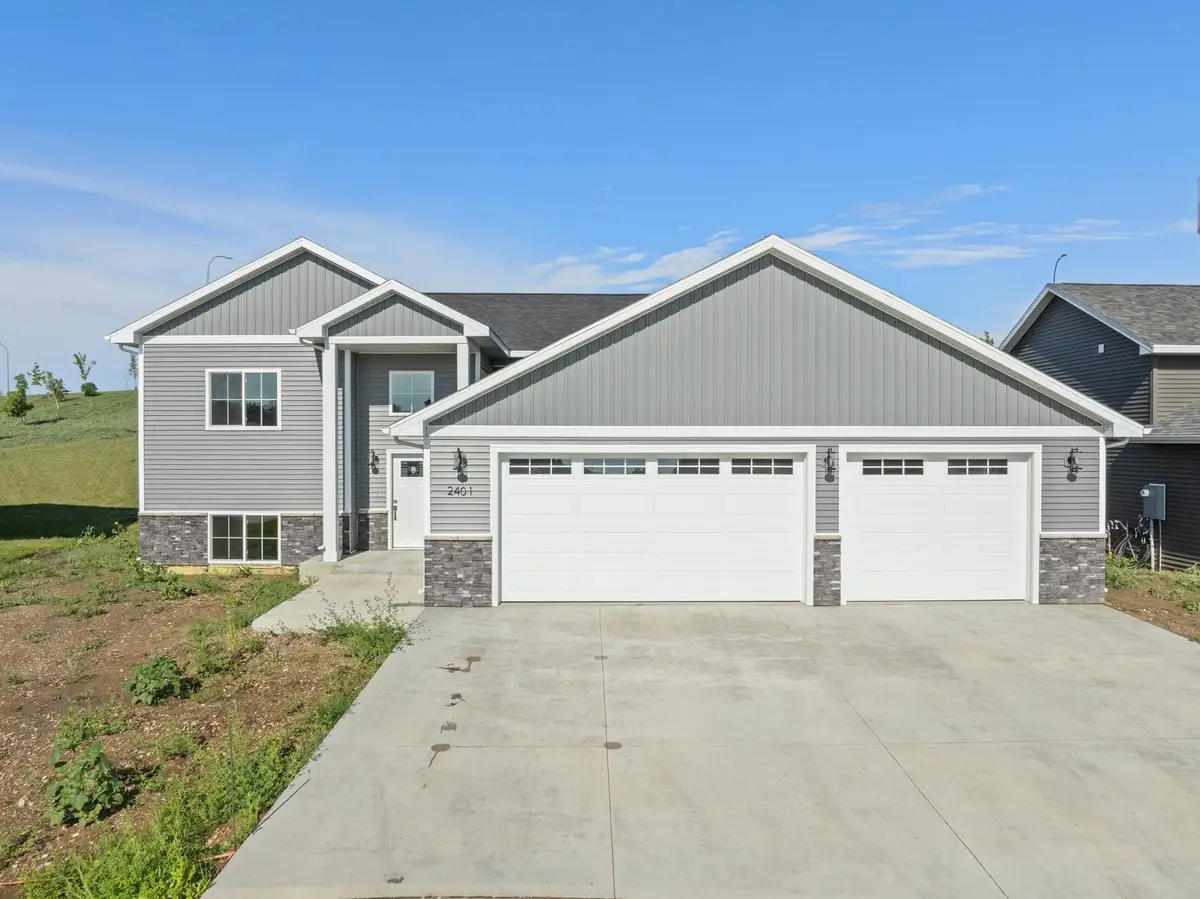 2401 15th St NW, Minot, ND 58703 - Image #1