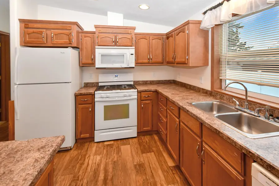 221 17th St NW, Minot, ND 58703 - Image #2