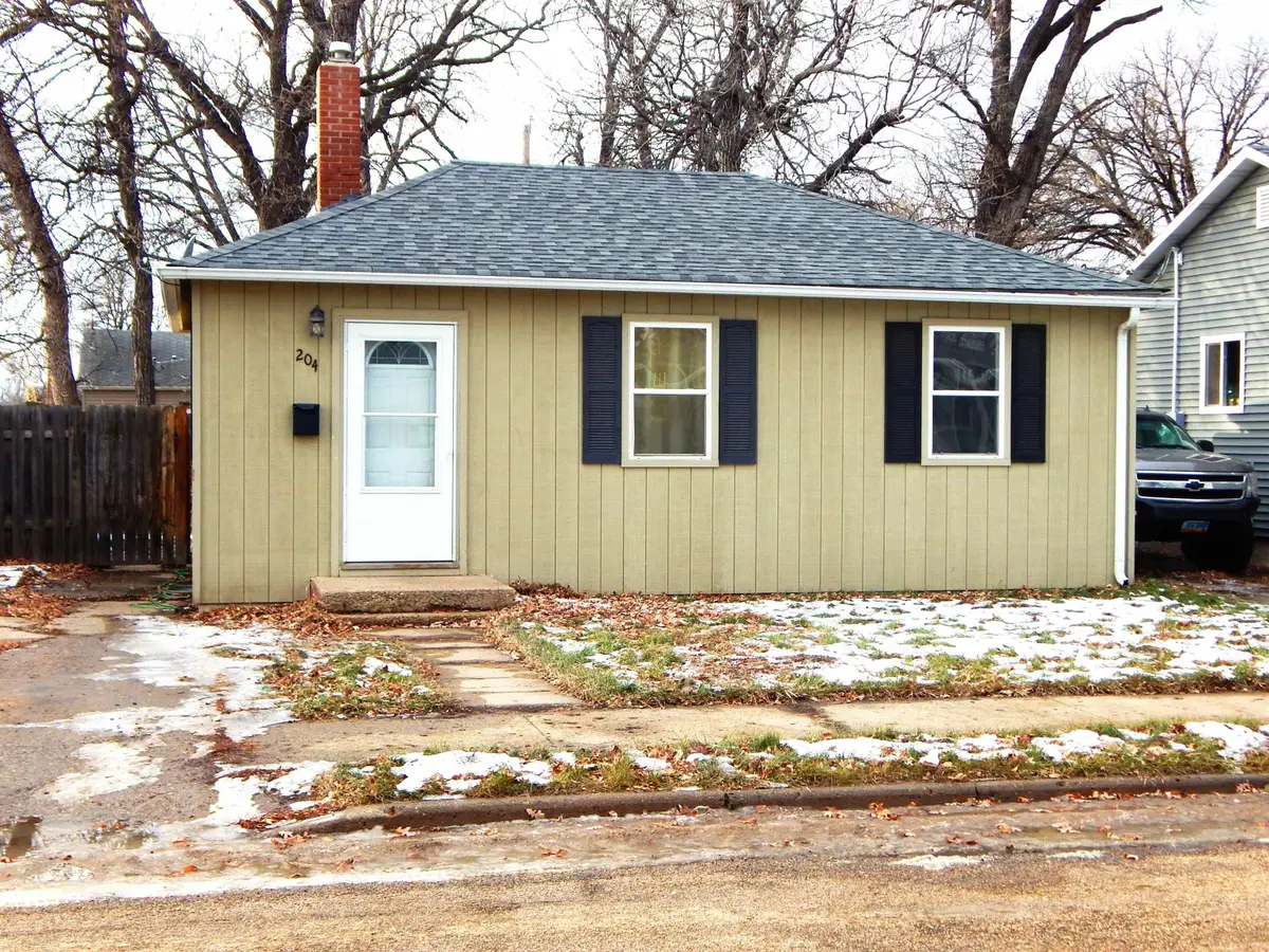 204 17TH ST SE, Minot, ND 58701 - Image #1