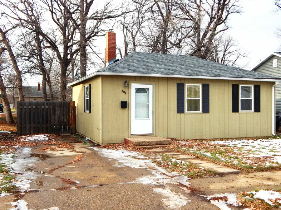 204 17TH ST SE, Minot, ND 58701 - Image #2