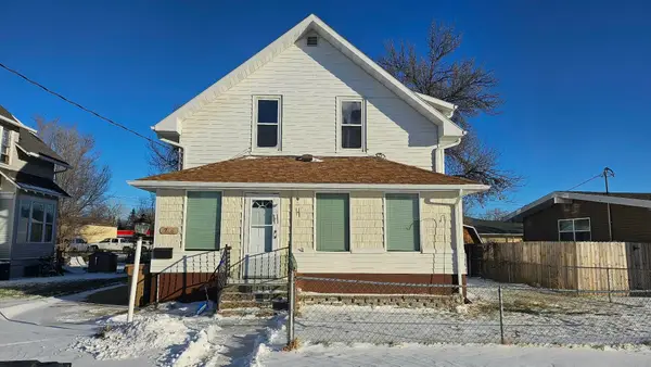 718 3rd St NW, Minot, ND 58703