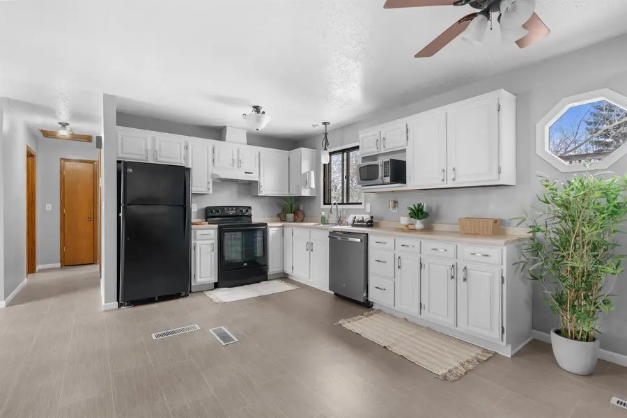1813 Sunset Blvd, Minot, ND 58703 - Image #3
