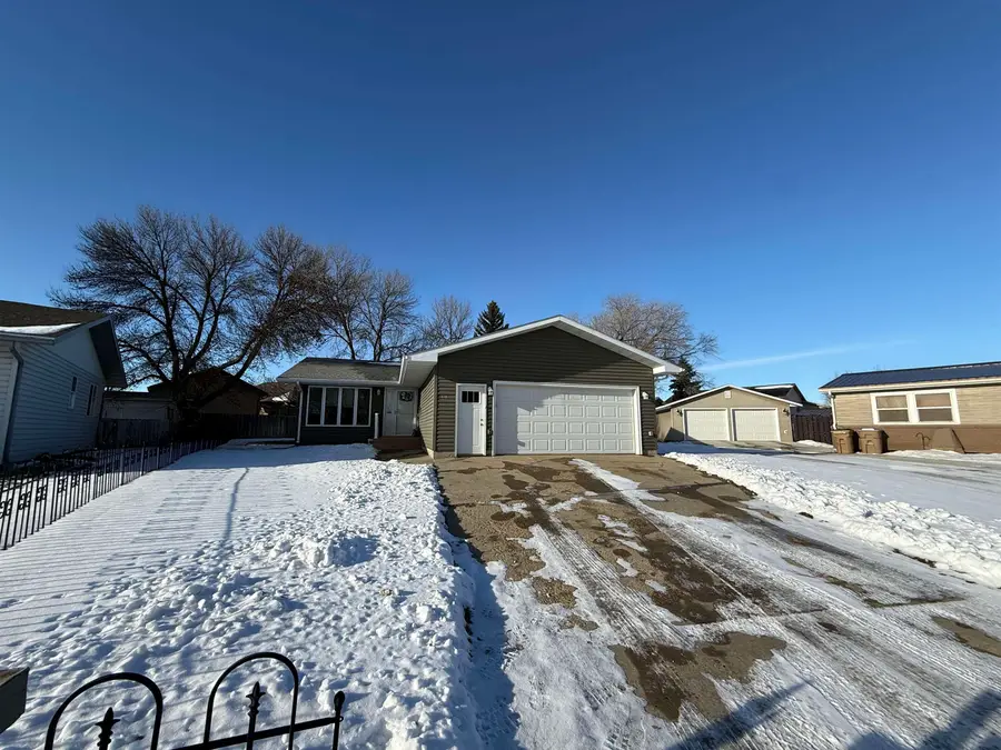 418 SW 23RD ST, Minot, ND 58701 - Image #2