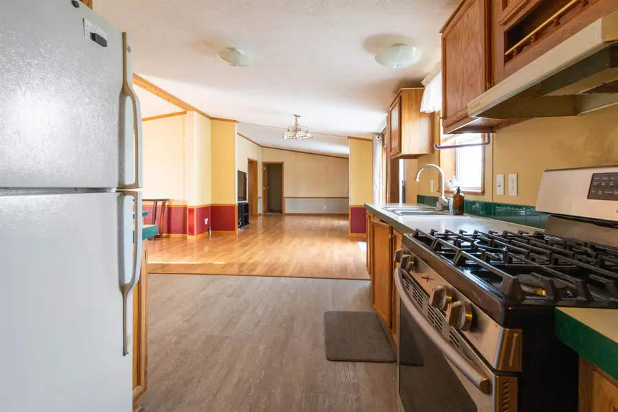 896 Blue Bell Dr, Minot, ND 58701 - Image #2