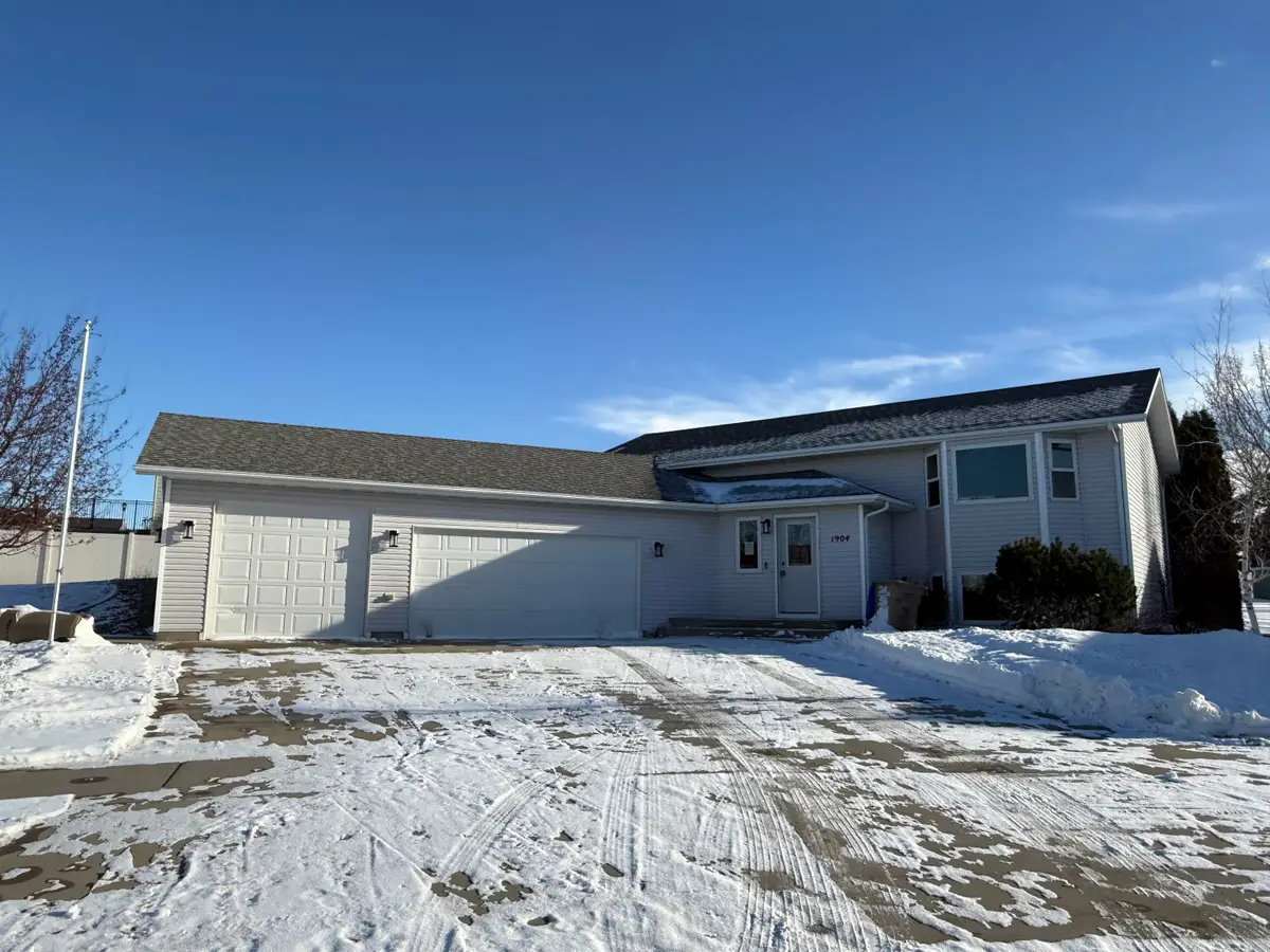 1904 Lakeside St, Minot, ND 58703 - Image #1