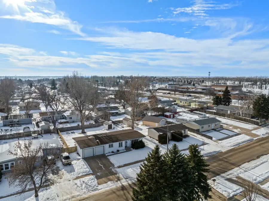 711 24TH AVE NW NW, Minot, ND 58703 - Image #2