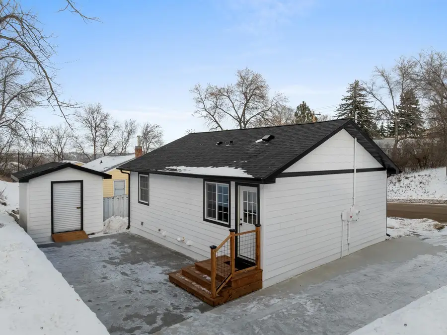 810 Summit Dr SW, Minot, ND 58701 - Image #2