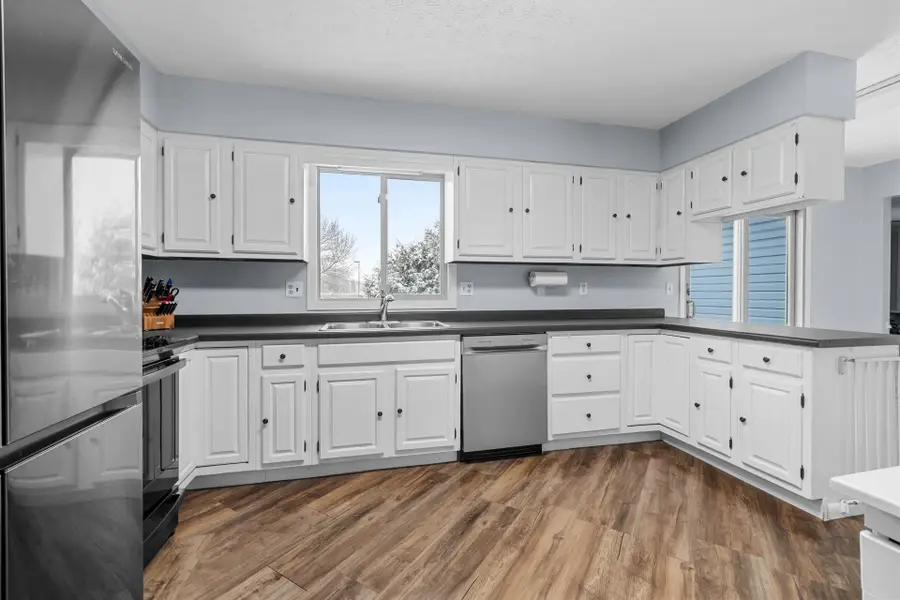 2009 Parkside Dr SW, Minot, ND 58701 - Image #3