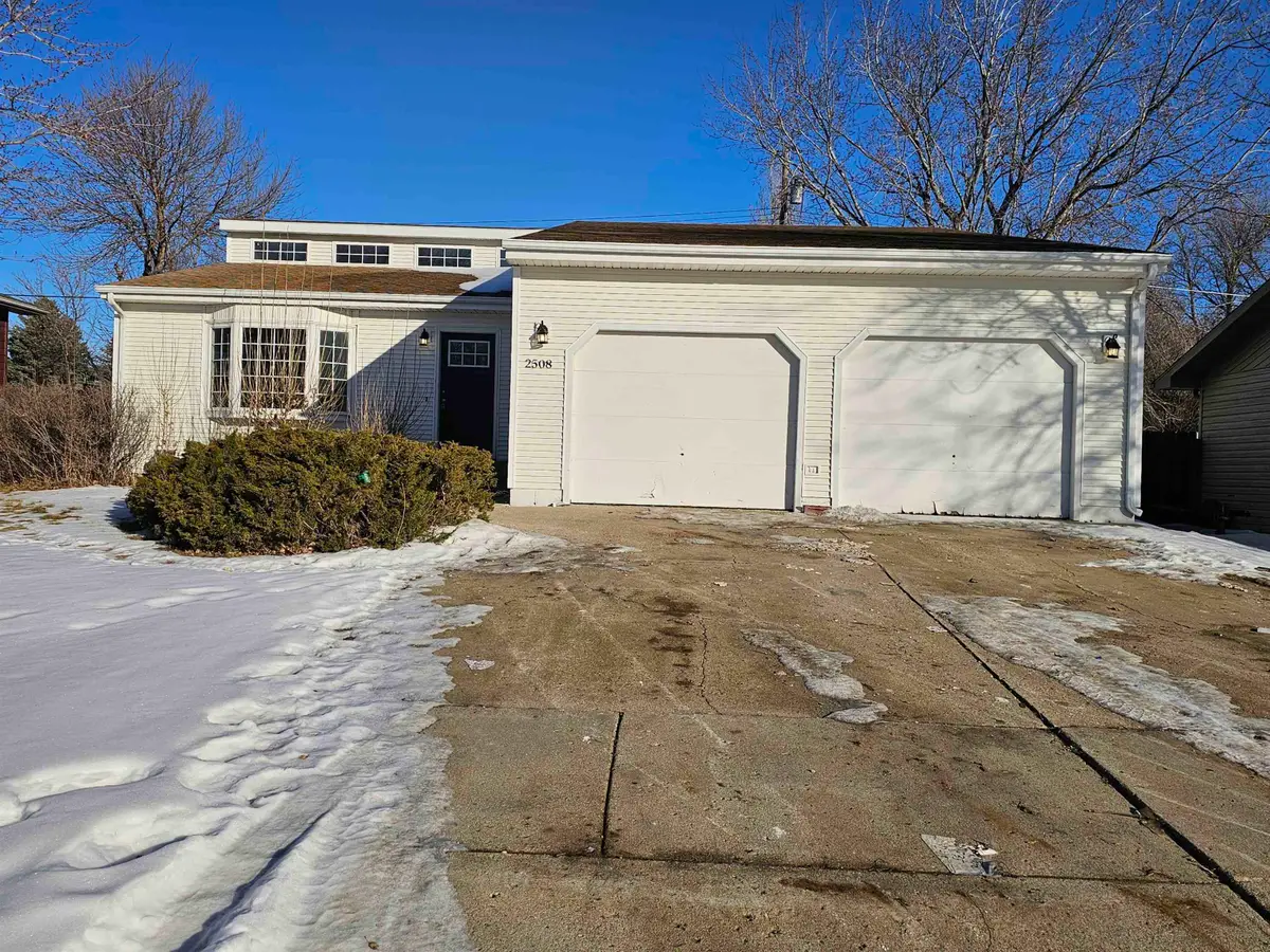 2508 Crescent Dr, Minot, ND 58703 - Image #1