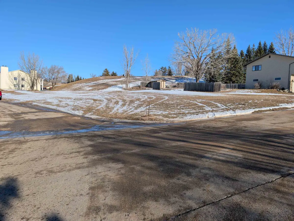 1116 GLACIAL DR, Minot, ND 58703 - Image #1