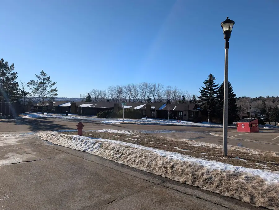 1116 GLACIAL DR, Minot, ND 58703 - Image #2