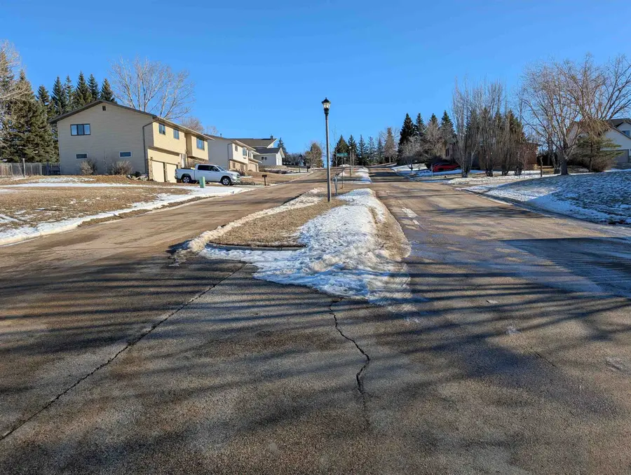 1116 GLACIAL DR, Minot, ND 58703 - Image #3