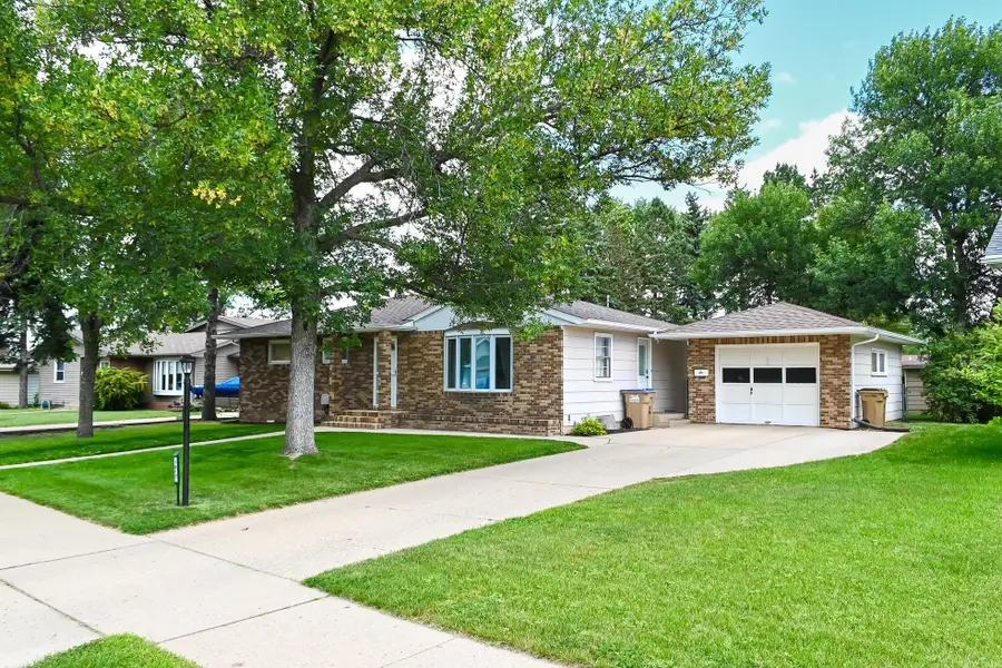 1817 9th St SW, Minot, ND 58701 - Image #3