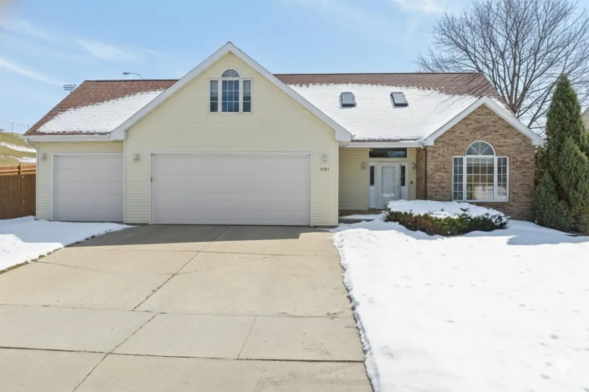 1101 10th St SW, Minot, ND 58701 - Image #1