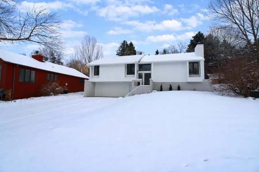 1317 12th St SW, Minot, ND 58701 - Image #3